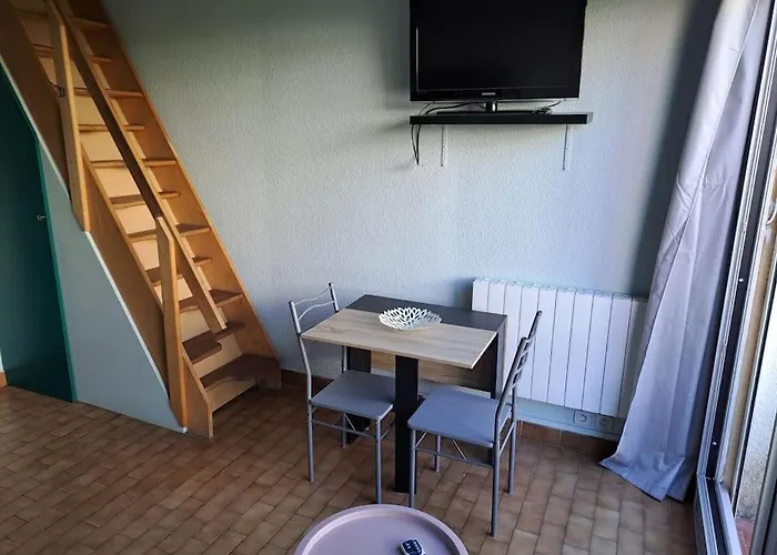 La Desirade I, Mezzanine, Centre Port * آجد